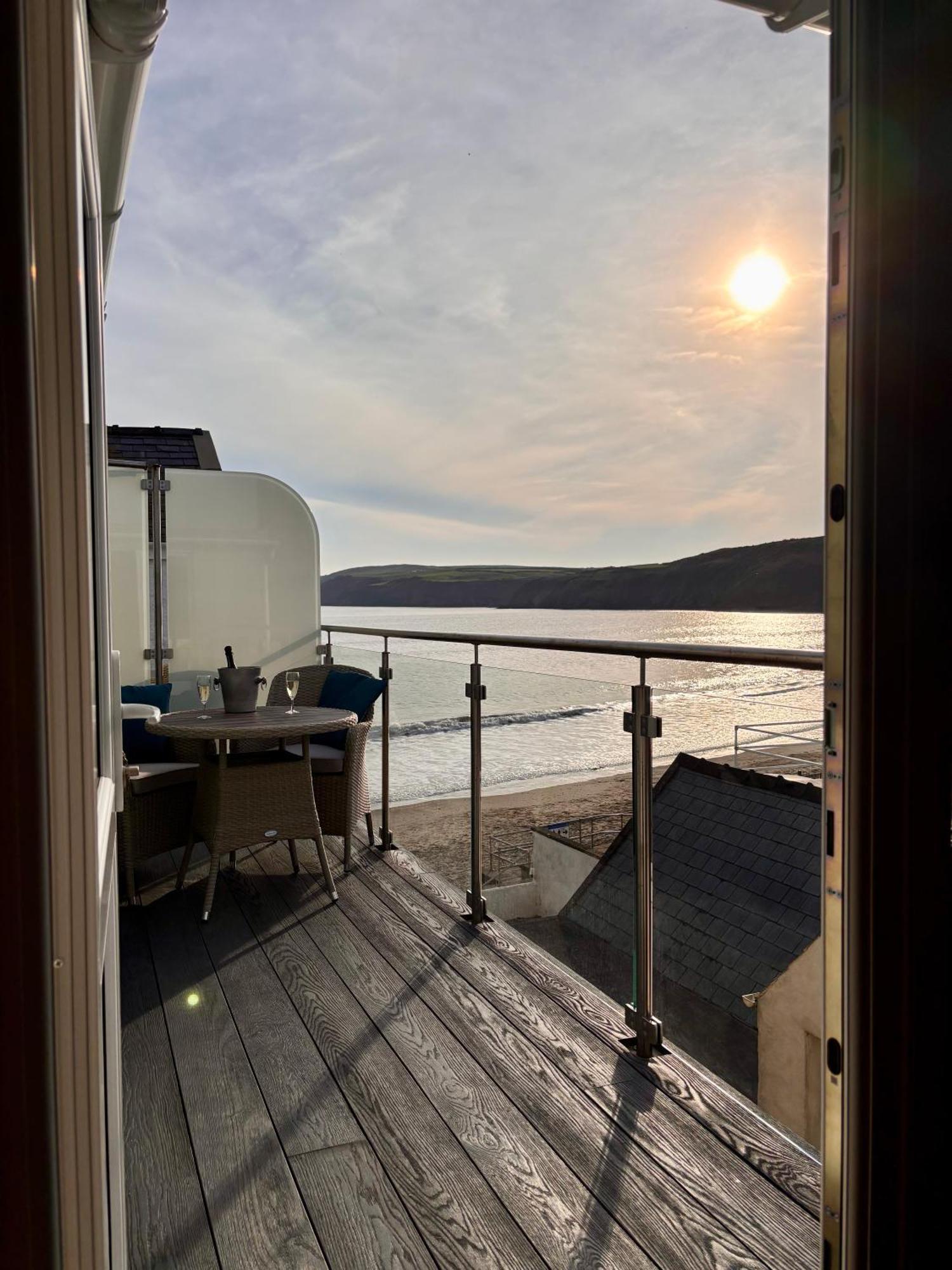 Gwesty Ty Newydd Hotel Абърдарън Екстериор снимка