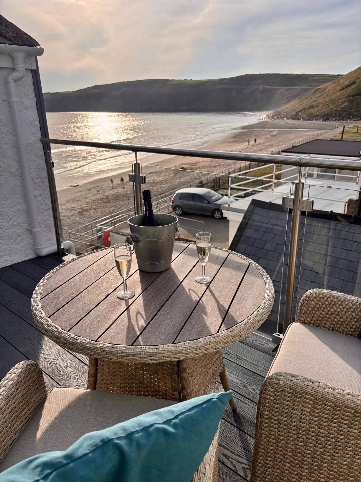 Gwesty Ty Newydd Hotel Абърдарън Екстериор снимка