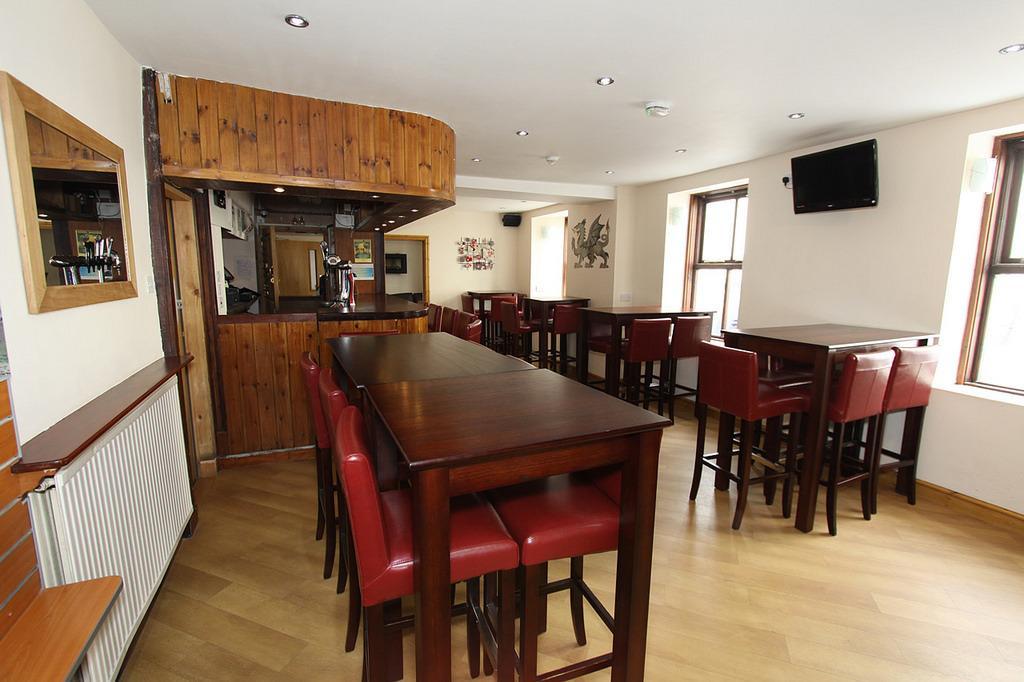 Gwesty Ty Newydd Hotel Абърдарън Екстериор снимка