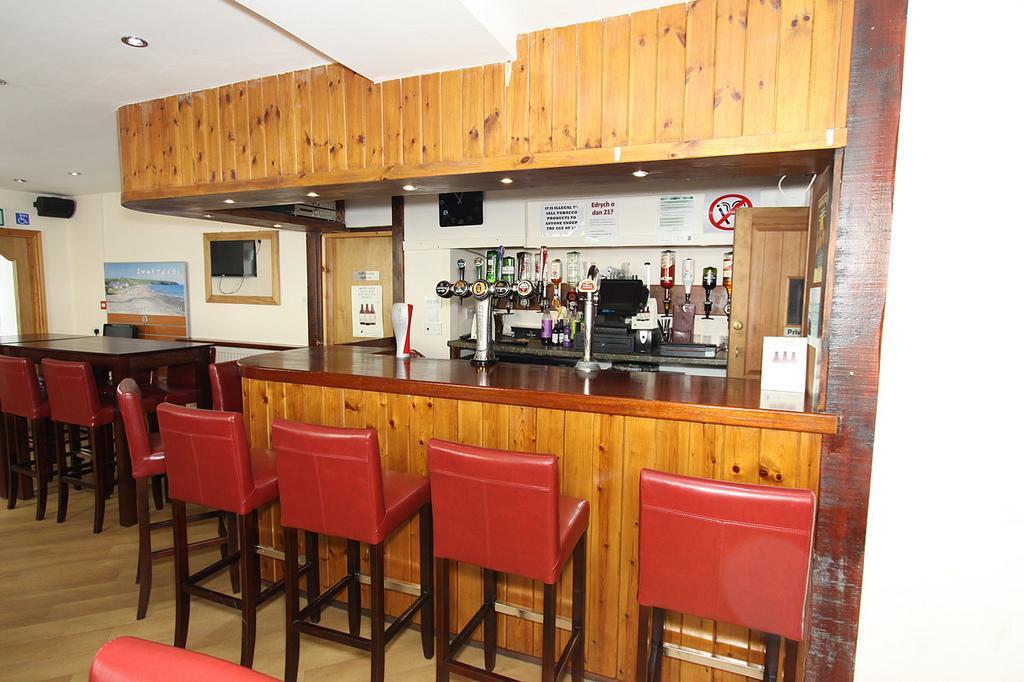 Gwesty Ty Newydd Hotel Абърдарън Екстериор снимка