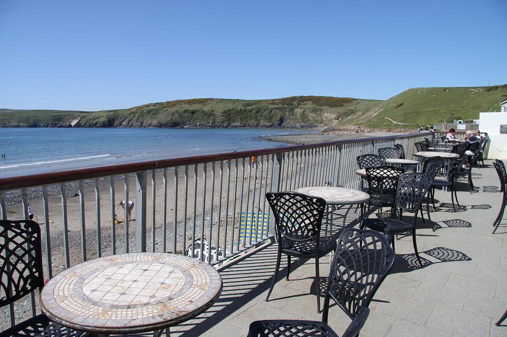 Gwesty Ty Newydd Hotel Абърдарън Екстериор снимка