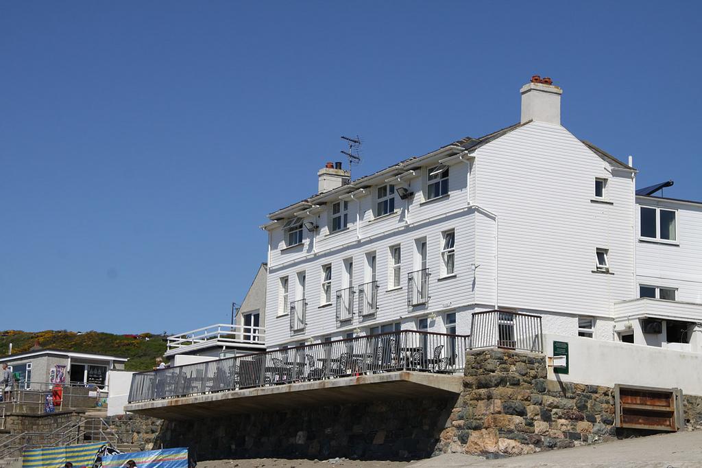 Gwesty Ty Newydd Hotel Абърдарън Екстериор снимка