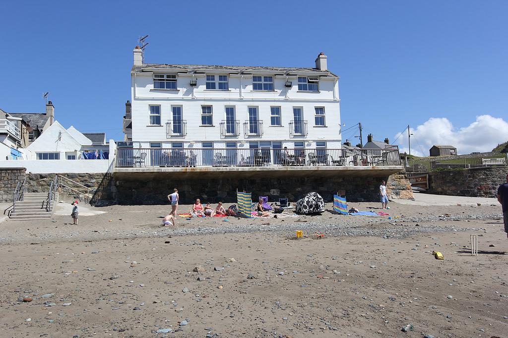 Gwesty Ty Newydd Hotel Абърдарън Екстериор снимка